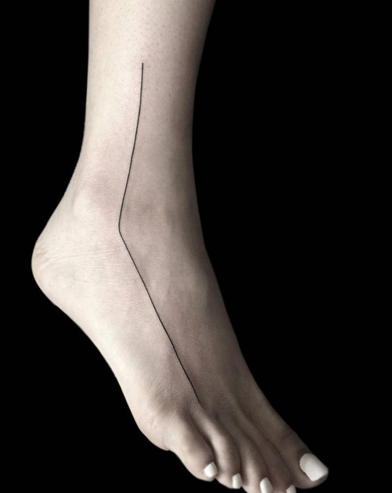 好长一根线头纹身图片_脚部几何线纹身图案