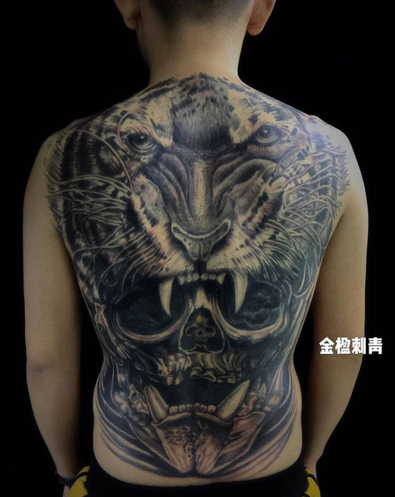满背虎骷髅纹身图片_背部肩部欧美写实新传统纹身图案