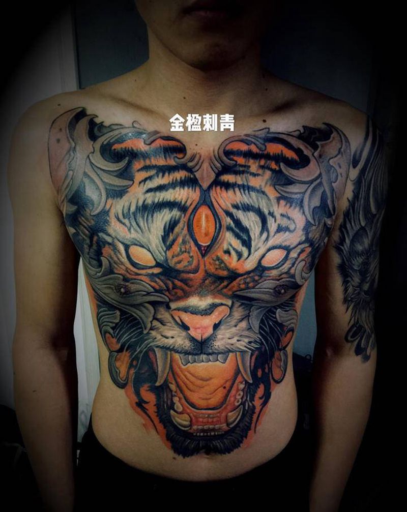 前胸三眼虎纹身图片_胸部肩部欧美写实新传统虎，花纹身图案