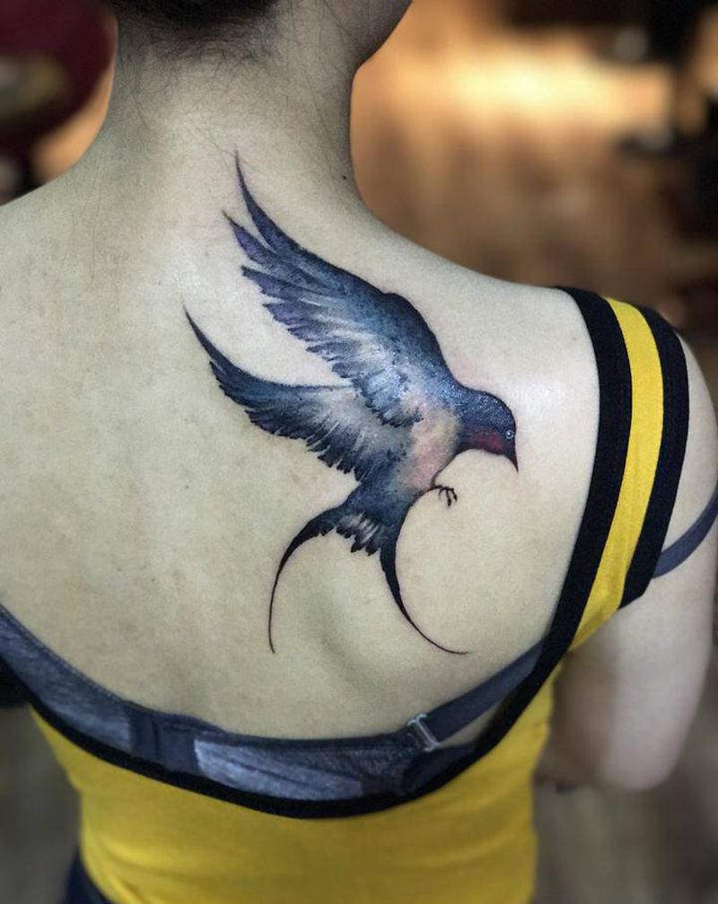 燕子纹身图片_肩部欧美写实水彩纹身图案