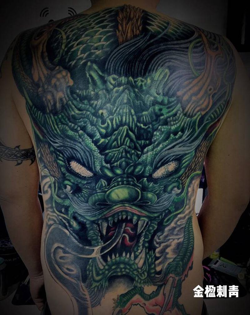 满背龙遮盖纹身图片_背部臀部欧美写实新传统纹身图案