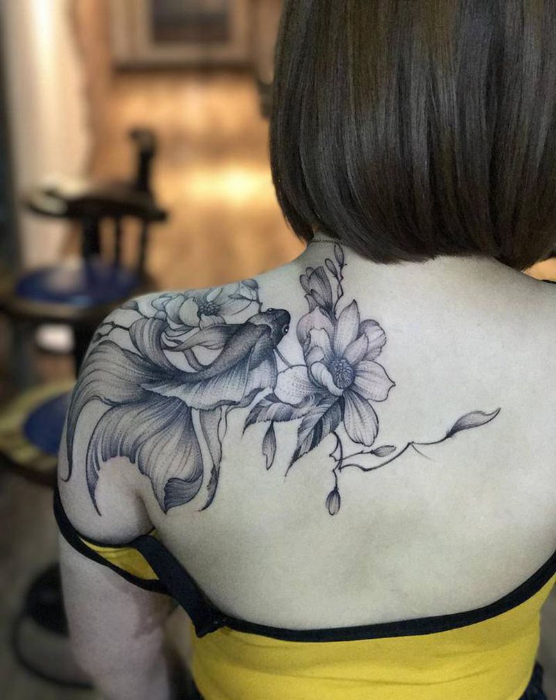 金鱼纹身图片_背部点刺纹身图案