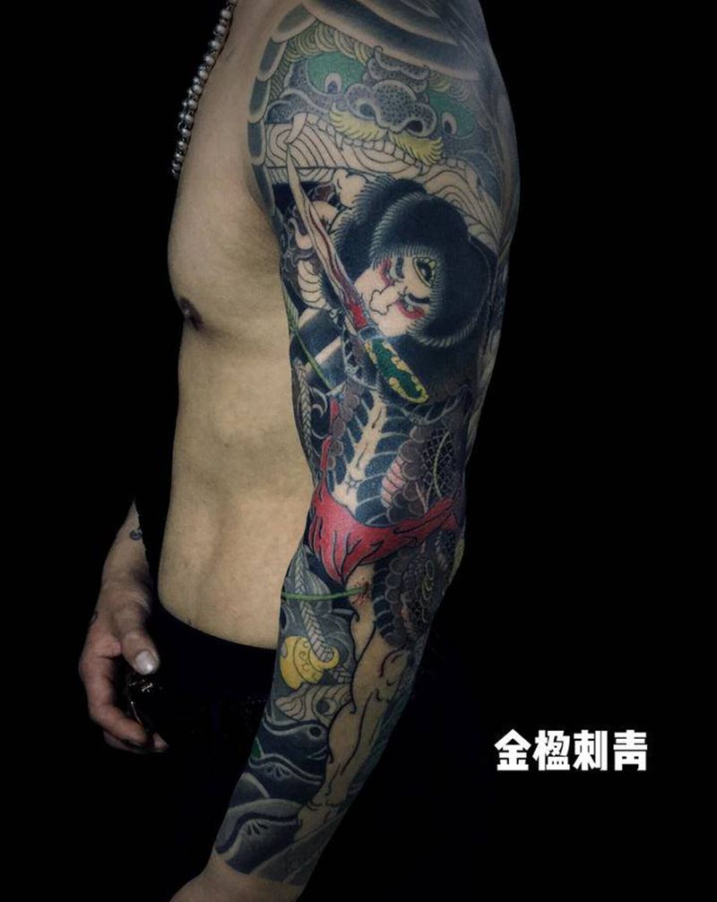 张顺破水门纹身图片_肩部手臂老传统新传统人物泡泡云蛇纹身图案