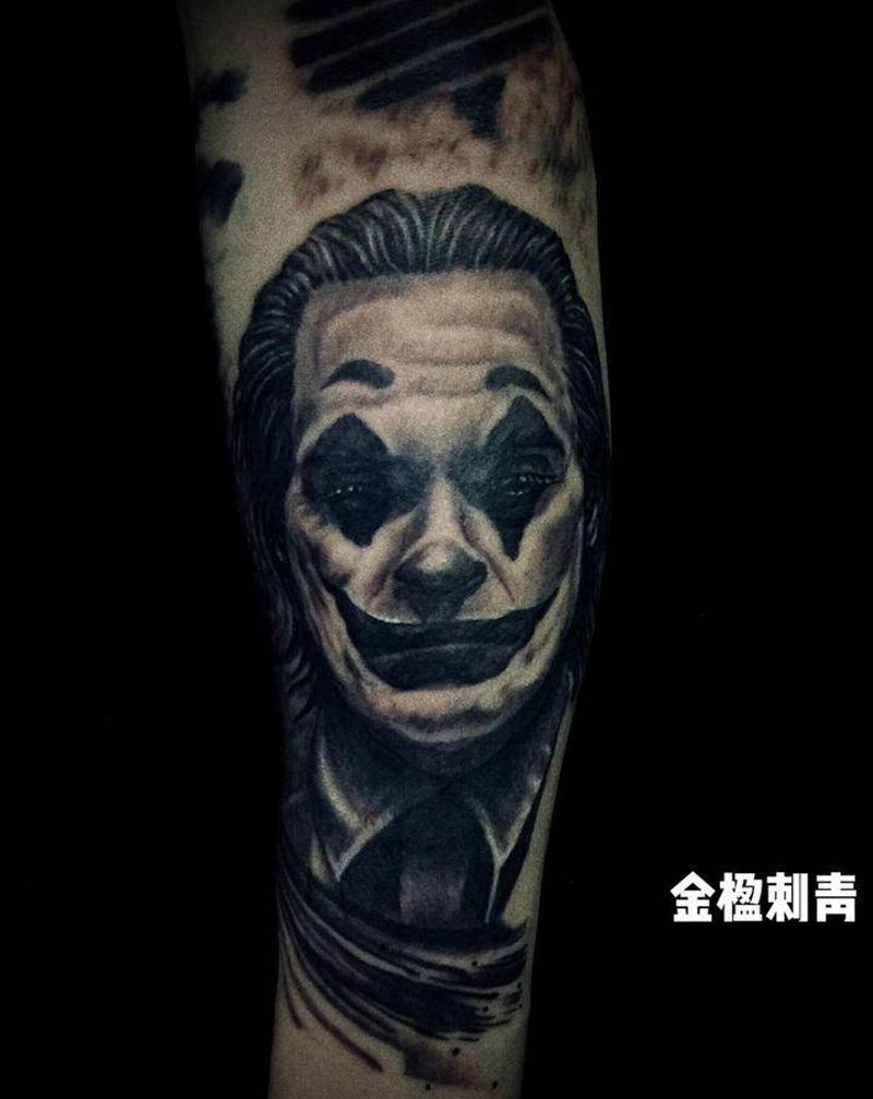 杰昆版写实小丑纹身图片_手臂手部欧美写实水墨人物小丑纹身图案