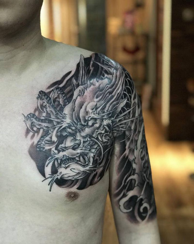 半胛龙纹身图片_肩部胸部新传统纹身图案