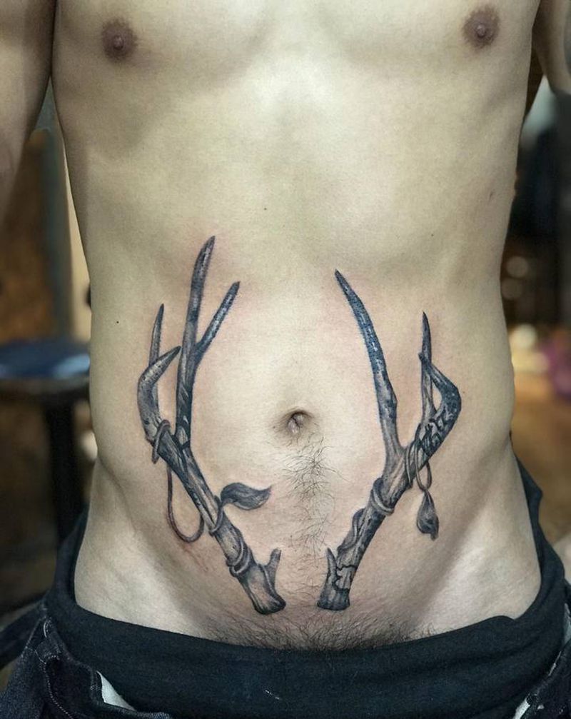 鹿角纹身图片_腹部欧美写实纹身图案