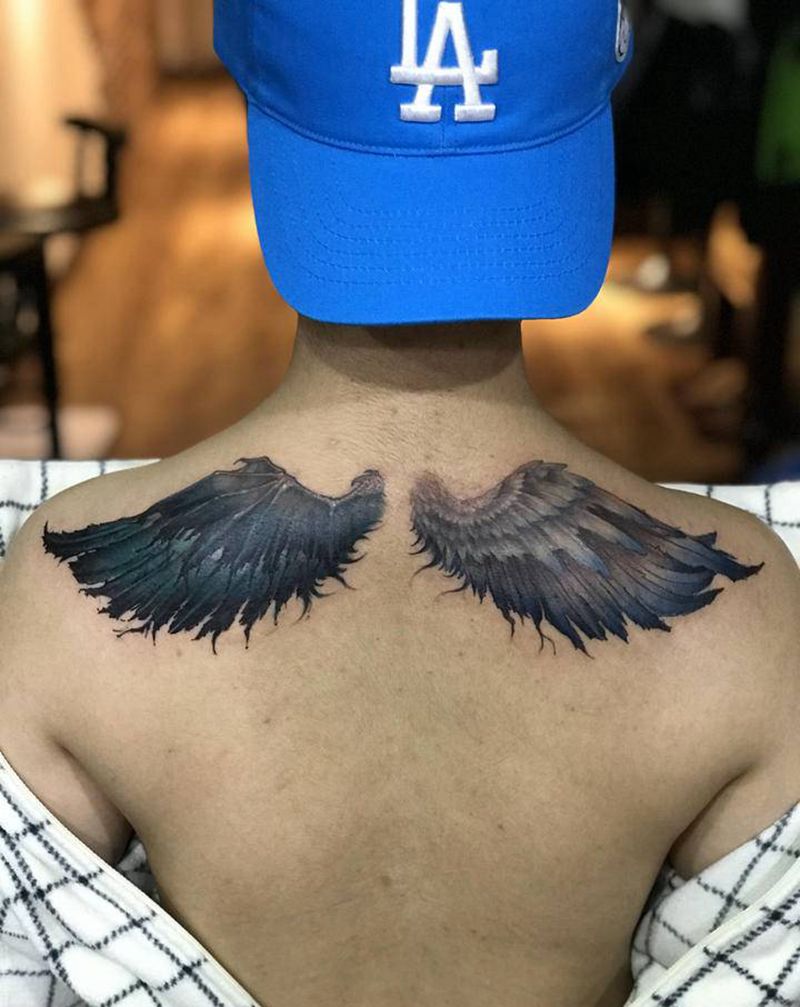 翅膀修改纹身图片_背部欧美写实纹身图案