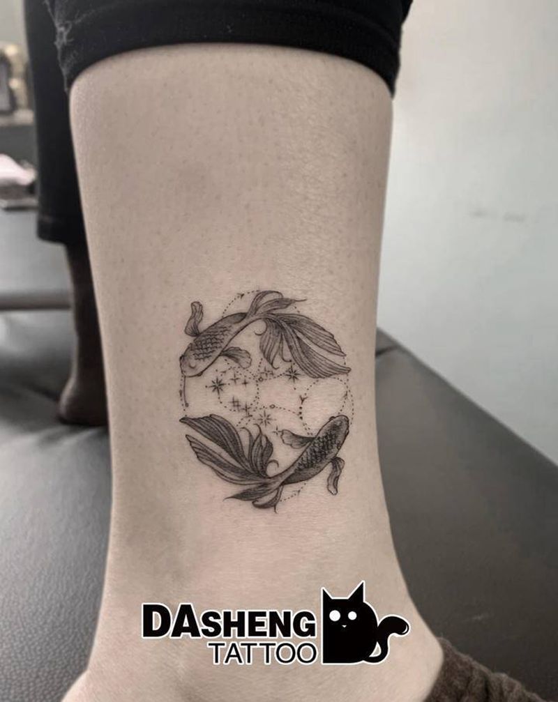 鱼鱼鱼纹身图片_腿部几何点刺鱼纹身图案