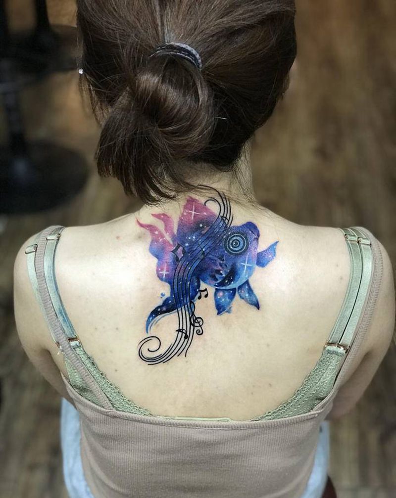 金鱼遮盖金鱼纹身图片_背部水彩图腾纹身图案