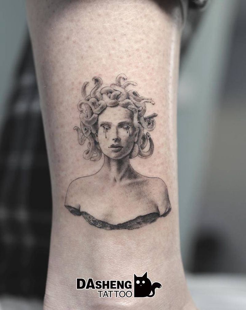 发型很支棱纹身图片_腿部点刺美杜莎纹身图案