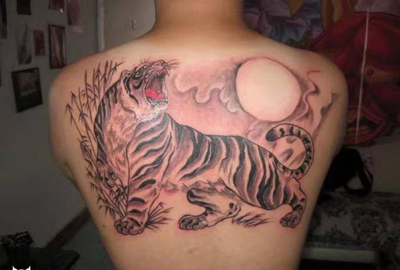 老虎纹身图片_背部新传统纹身图案