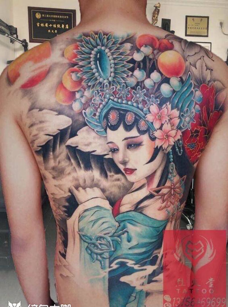 花旦纹身图片_背部新传统纹身图案