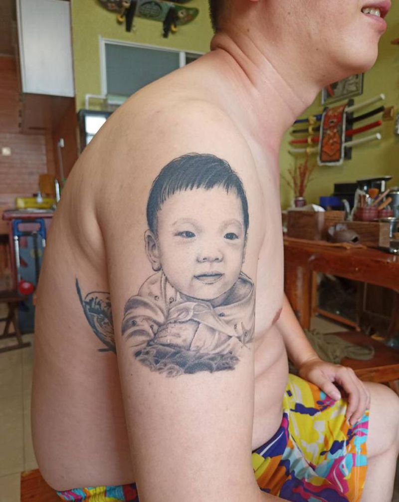 孩子肖像纹身图片_肩部欧美写实纹身图案
