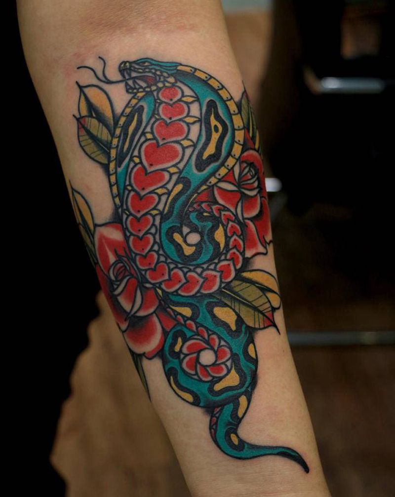 玫瑰配蛇纹身图片_手臂Old School蛇玫瑰纹身图案