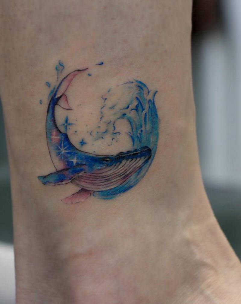 鲸不落纹身图片_腿部水彩纹身图案