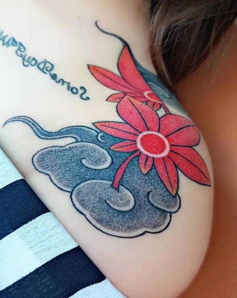 枫叶纹身图片_肩部老传统纹身图案