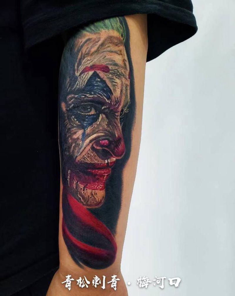 小丑纹身图片_手臂欧美写实纹身图案