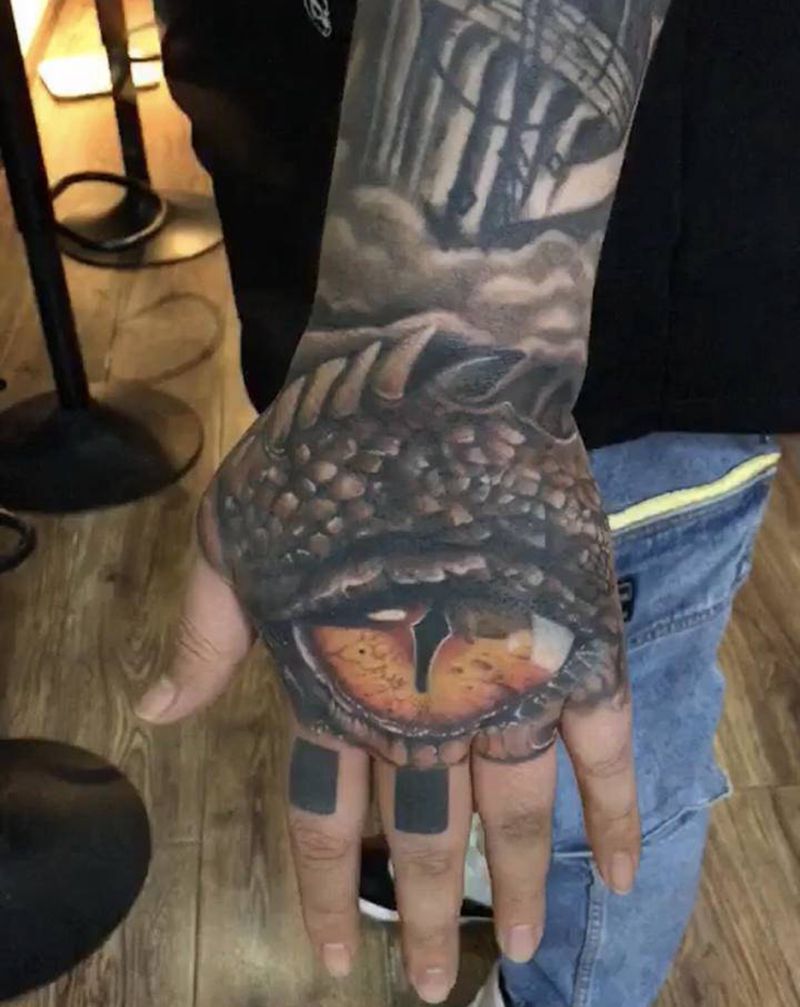 眼睛遮盖纹身图片_手部欧美写实纹身图案