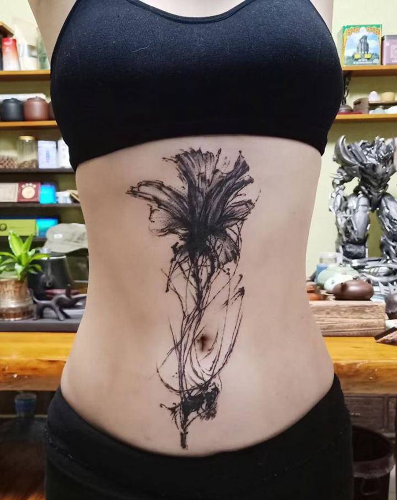 水墨百合纹身图片_腹部纹身图案