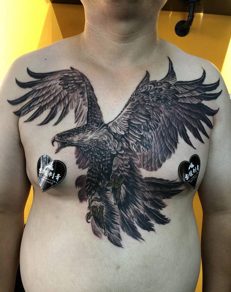 鹰纹身图片_胸部肩部欧美写实新传统纹身图案