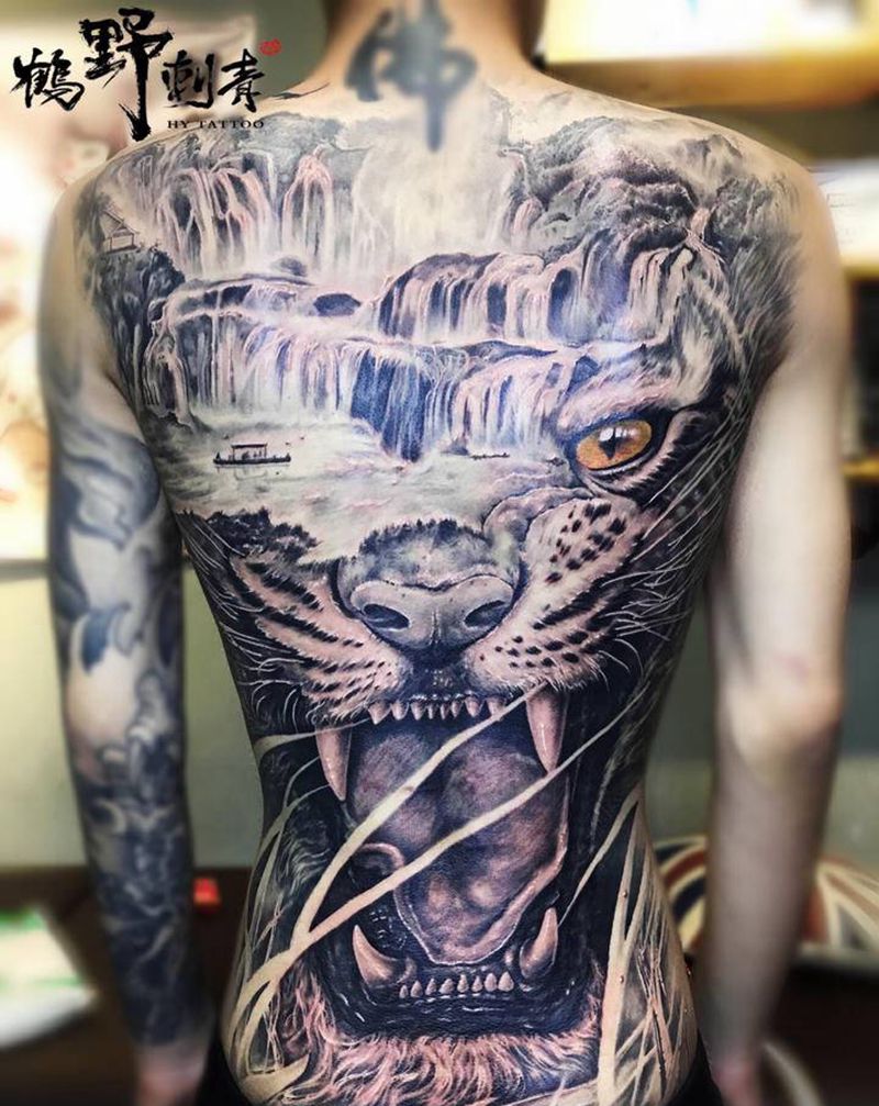 虎啸山河纹身图片_背部欧美写实虎山水纹身图案