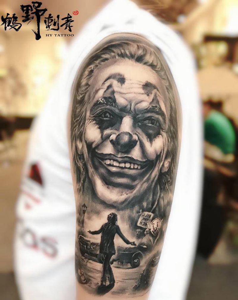 小丑纹身图片_手臂欧美写实小丑亚瑟纹身图案