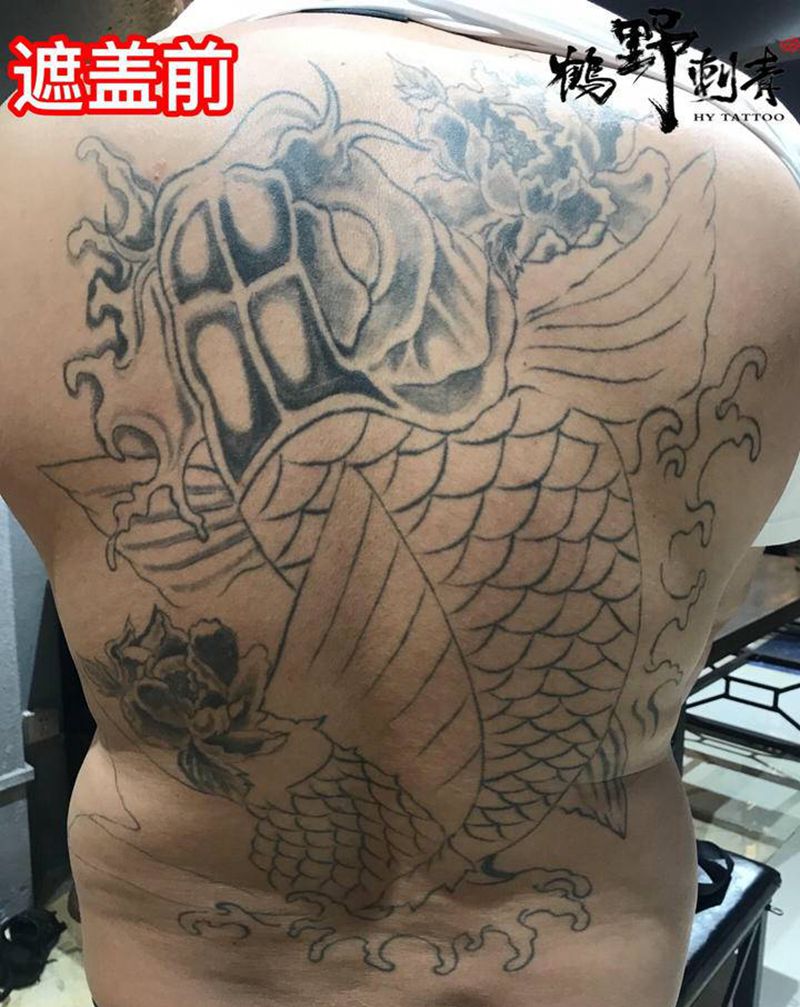 鱼纹身图片_背部新传统鱼纹身图案
