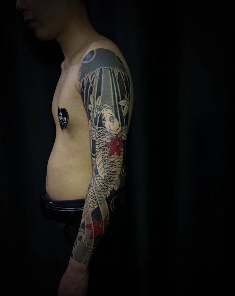 花臂锦鲤纹身图片_肩部手臂老传统新传统纹身图案