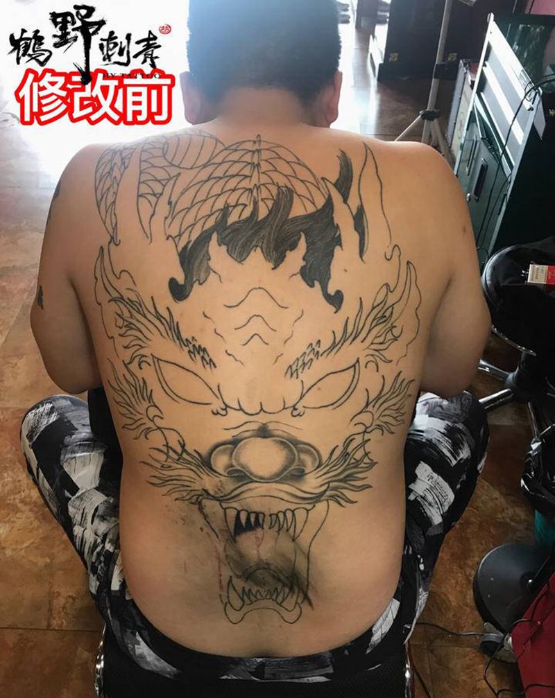 怒冲纹身图片_背部新传统龙纹身图案