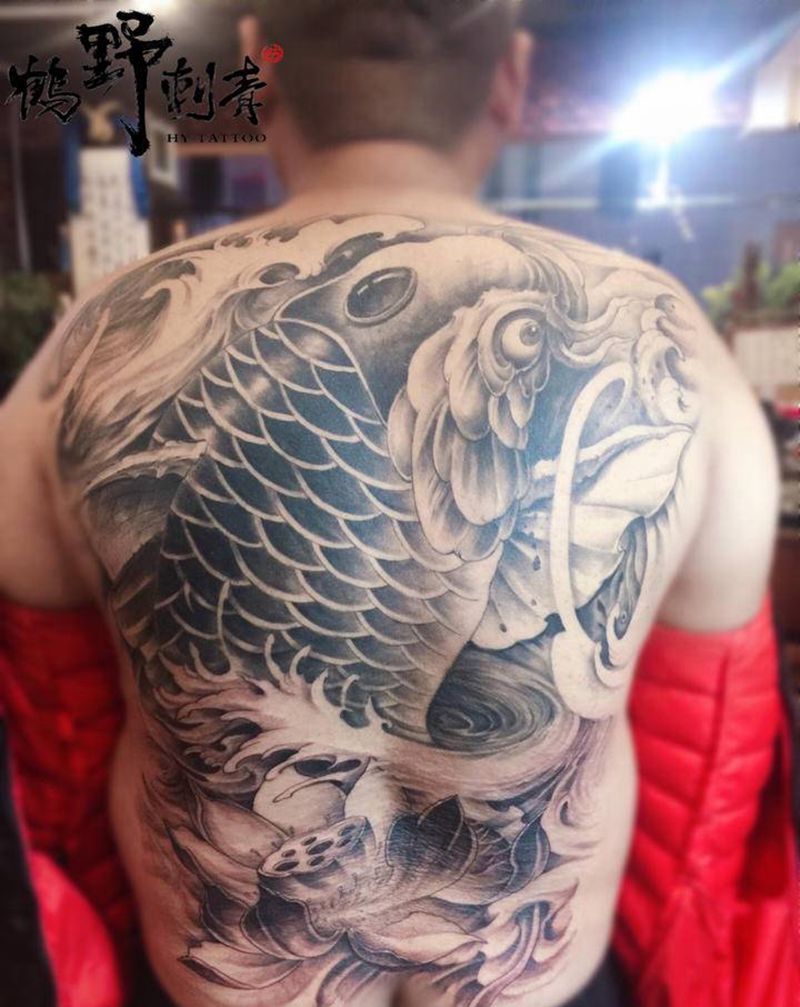 富贵锦鲤纹身图片_背部新传统鱼纹身图案