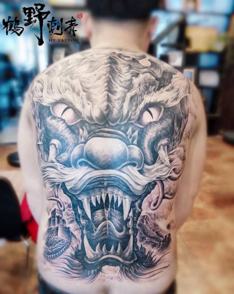 怒冲2纹身图片_背部新传统龙长城纹身图案