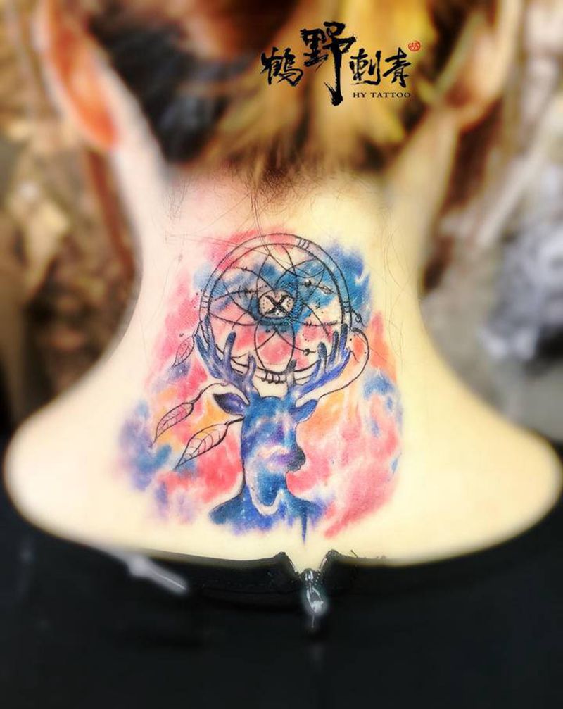 星空鹿纹身图片_颈部水彩星空捕梦网鹿纹身图案