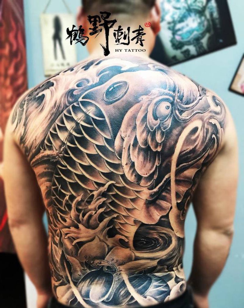 富贵锦鲤2纹身图片_背部新传统鱼荷花水浪纹身图案