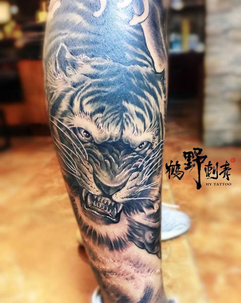 老虎纹身图片_腿部新传统老虎纹身图案