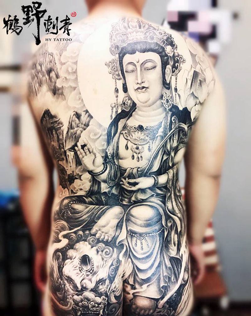 文殊菩萨纹身图片_背部臀部新传统文殊菩萨青狮山水纹身图案
