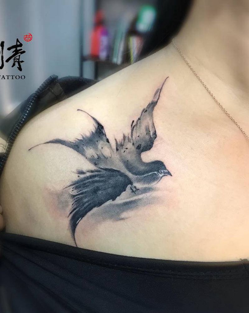 水墨燕子纹身图片_胸部水墨燕子纹身图案