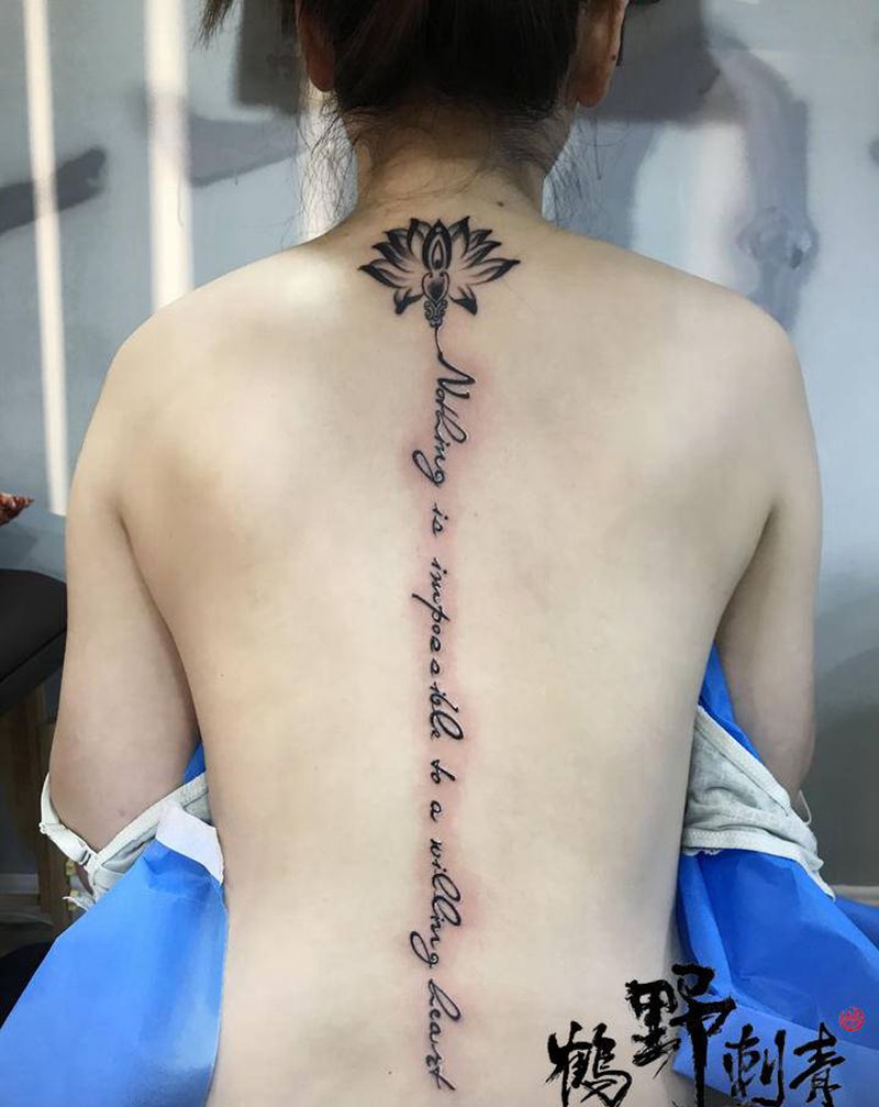 字母纹身图片_背部字母纹身图案