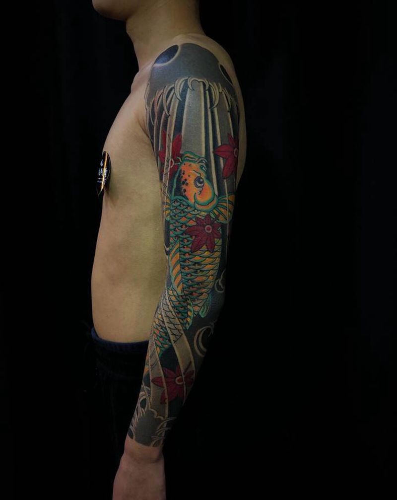 鲤鱼锦鲤花臂纹身图片_手臂肩部老传统新传统鱼水浪纹身图案