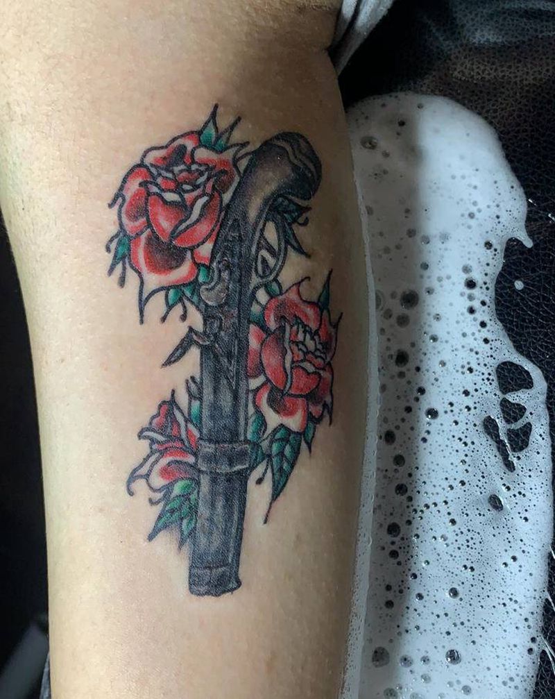 old school枪与玫瑰纹身图片_手臂Old School纹身图案