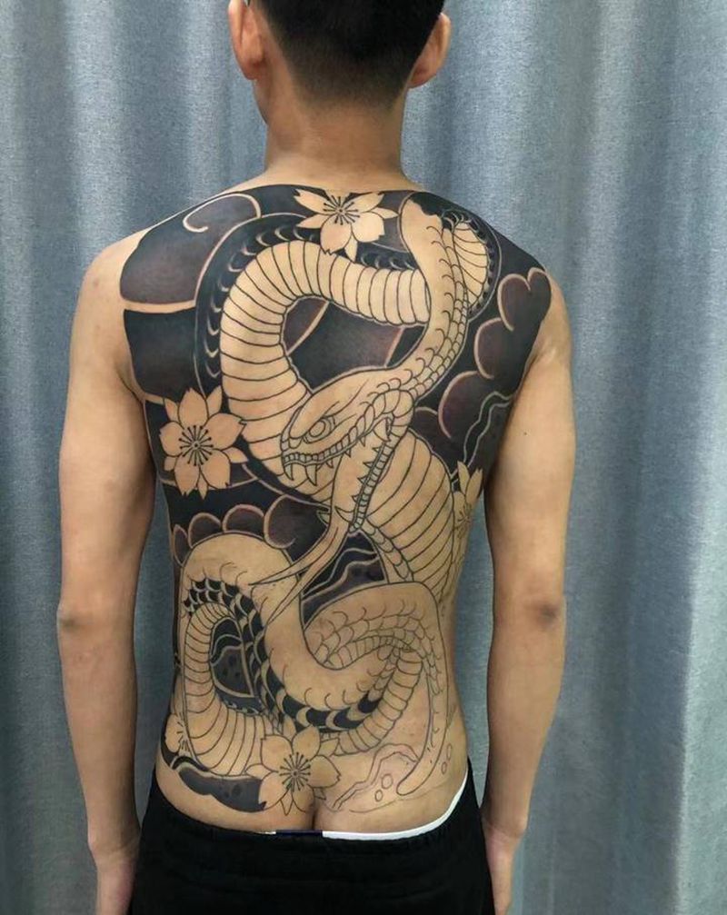 蛇纹身图片_背部老传统纹身图案
