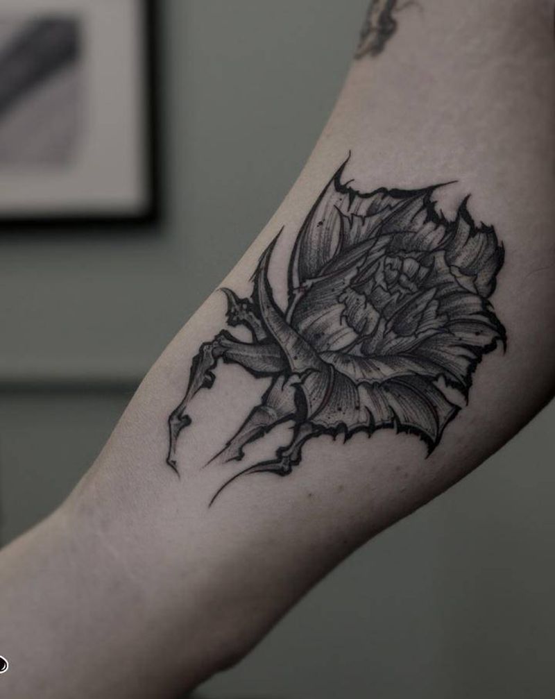 大rose纹身图片_手臂点刺纹身图案