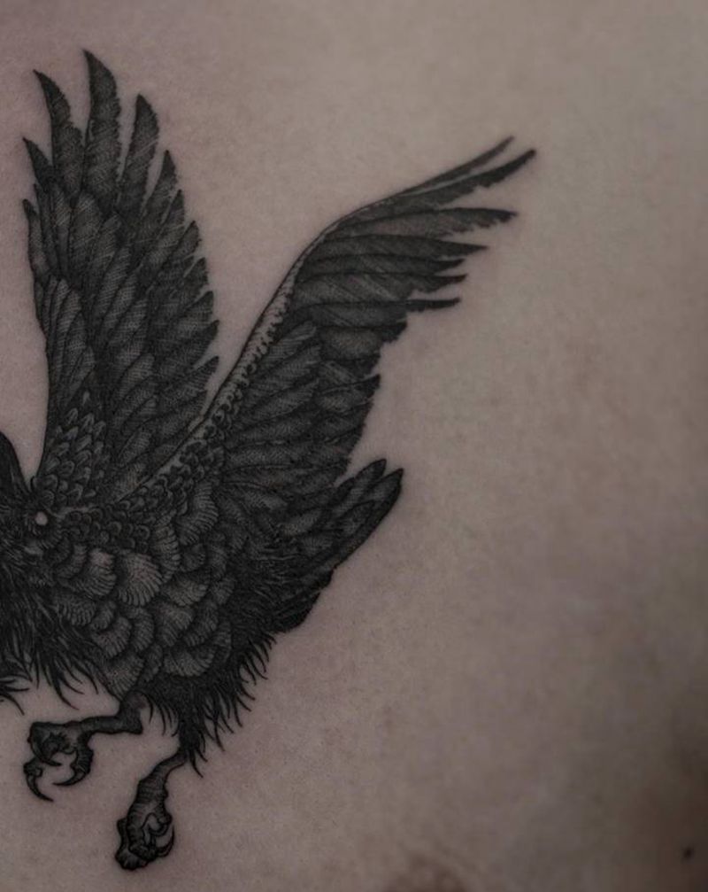 小家qiao纹身图片_胸部点刺纹身图案