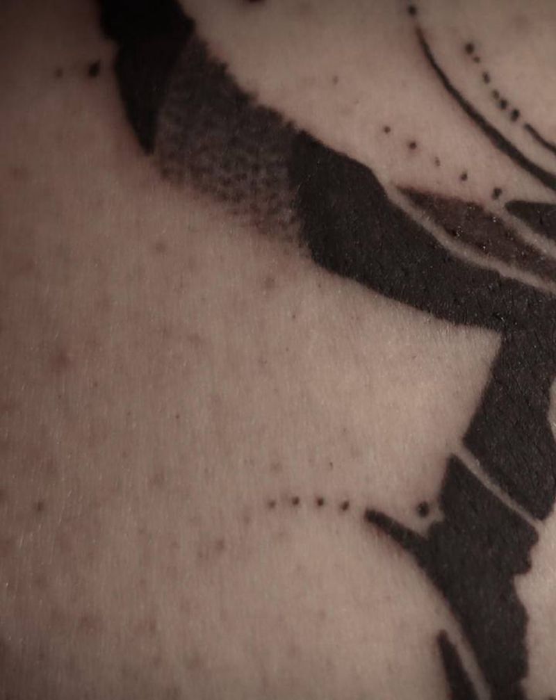 花体字纹身图片_胸部腰部纹身图案