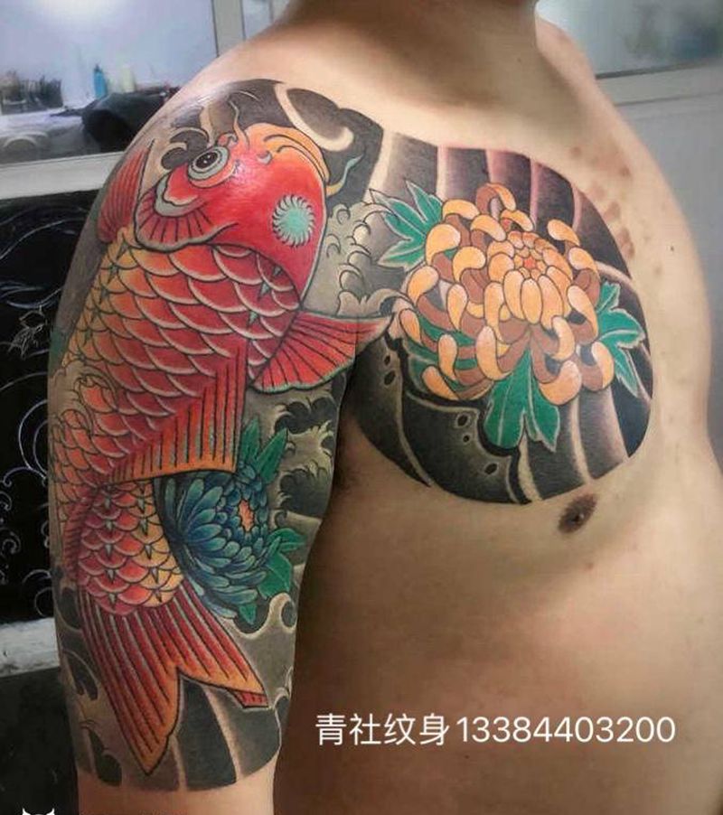 彩色半甲鲤鱼纹身图片_胸部肩部老传统纹身图案