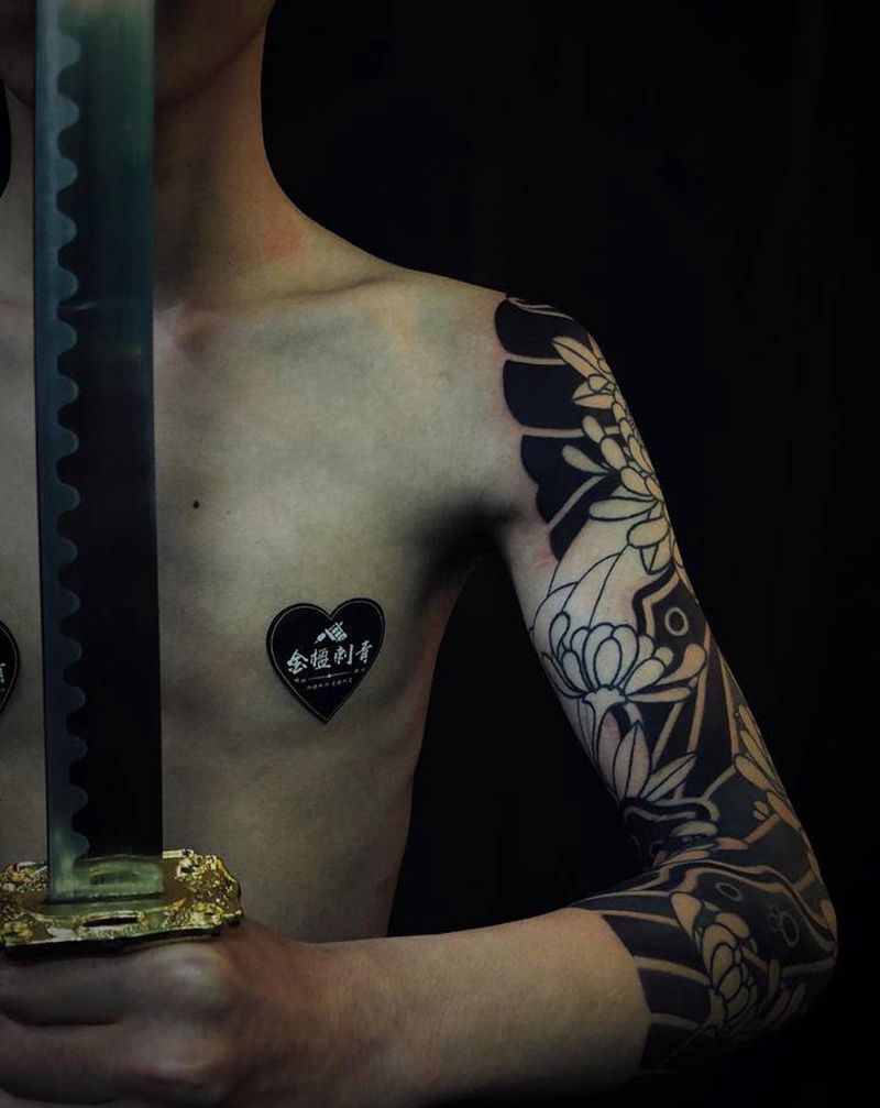 老传统菊花七分袖纹身图片_手臂肩部老传统新传统菊花纹身图案