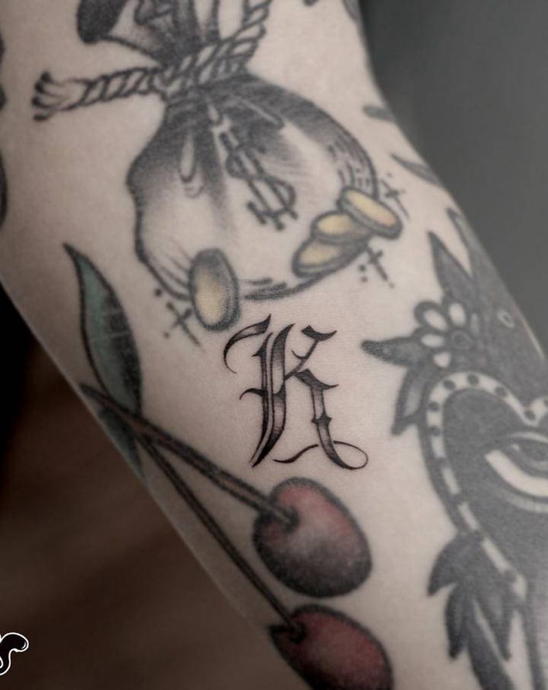 K纹身图片_手臂花体字纹身图案