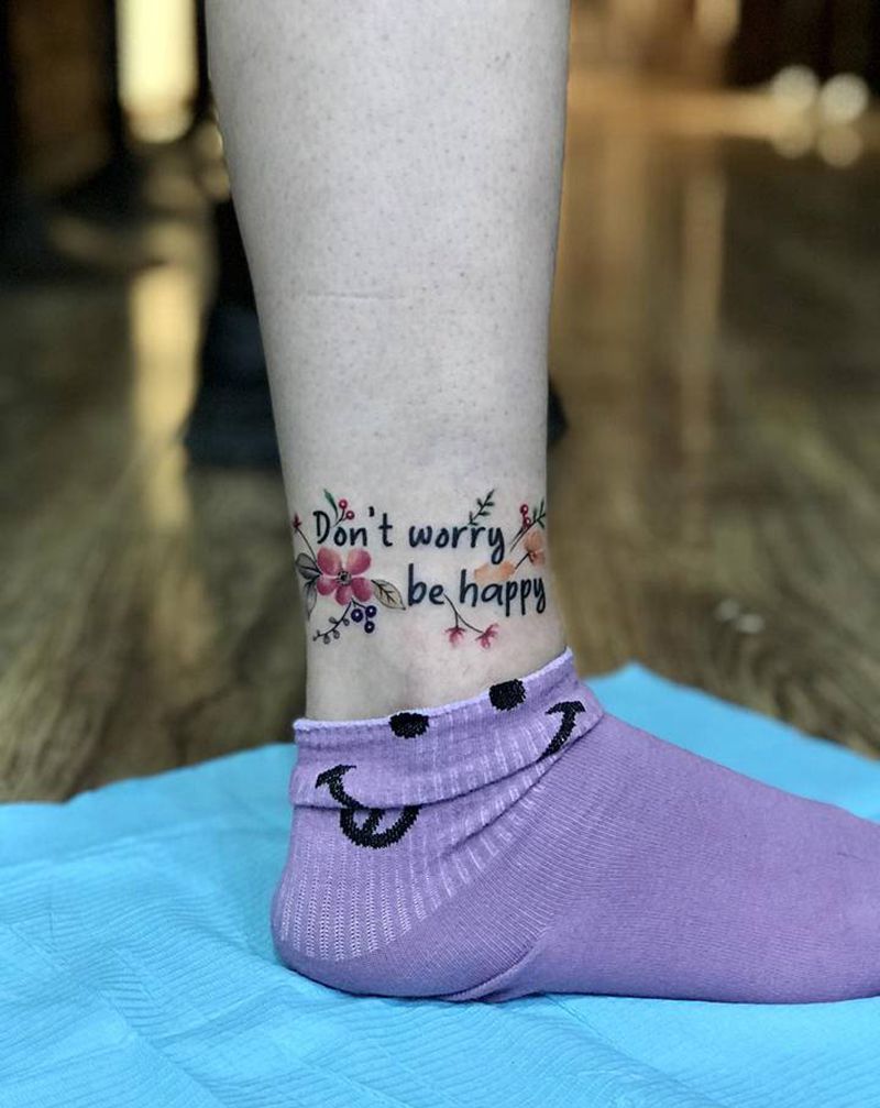 英文纹身图片_脚部水彩花体字纹身图案