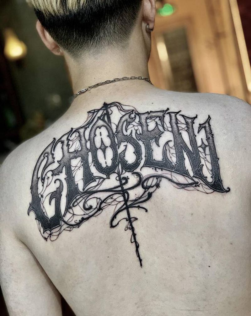 花体字纹身图片_背部花体字纹身图案