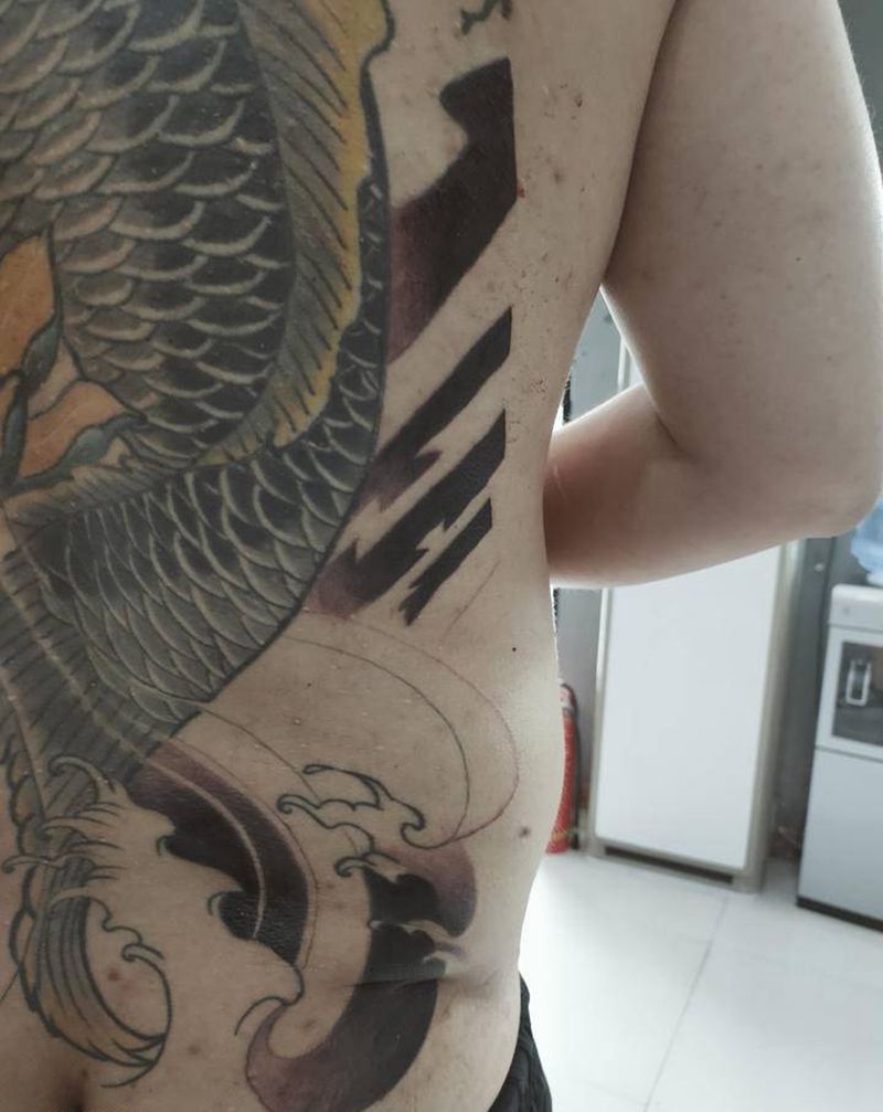 满背修改背景添加（未完待续）纹身图片_背部新传统鱼水浪板雾纹身图案