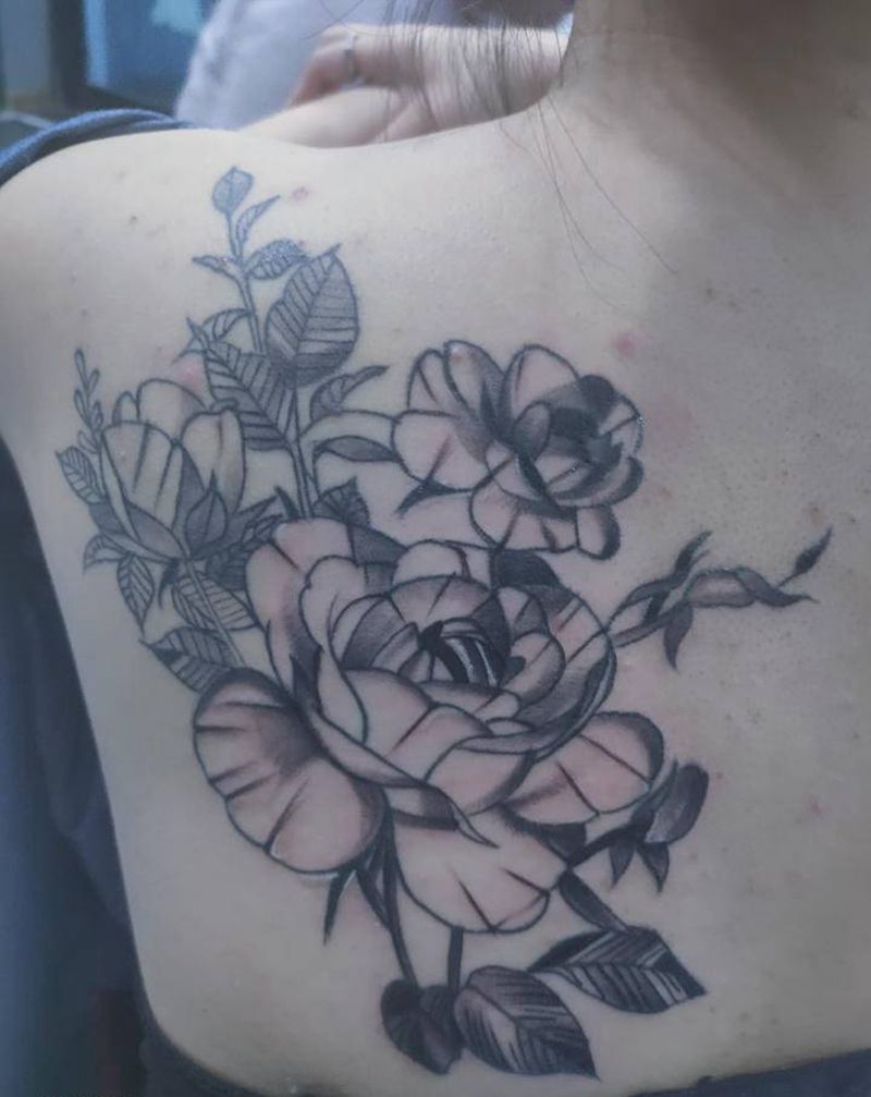 后背素花纹身图片_背部点刺素花纹身图案